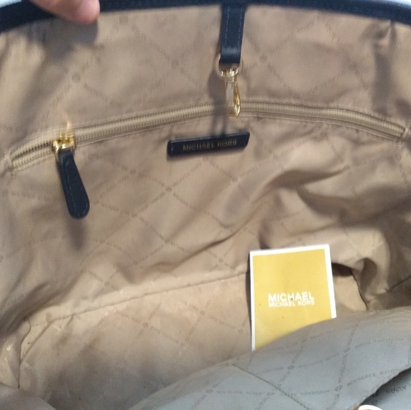 sold mk tote - Picture 4 of 6